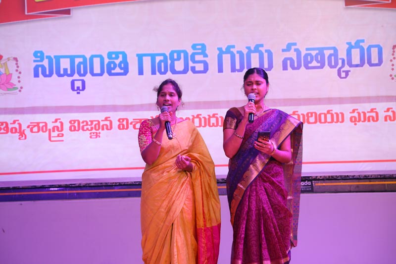 Sri Mulugu Ramalingeshwara Varaprasad Siddhanti was honoured with Jyotishyasastra Vignana Visharadha at Tummalapalli Kalakshetram, Vijayawada (51)